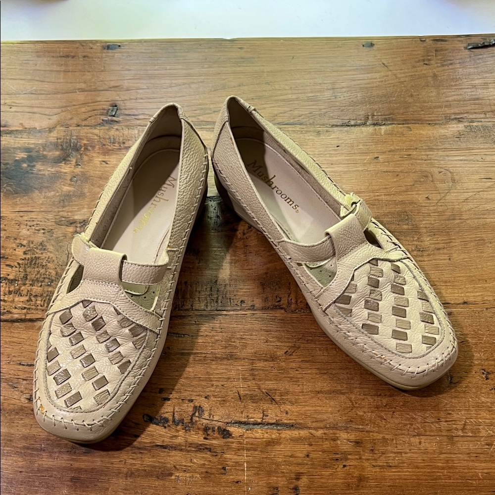 Mushrooms Leather Women's Tan Woven Flats